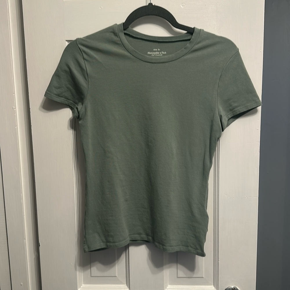Abercrombie & Fitch Essential Tuckable Baby Tee M